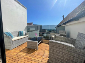 The Alice Apartment - by Coastline Retreats - Stunning Balcony Apartment with Sea Views - Alice in Wonderland Themed Secret Room - Luxury Copper Bath in Master Bedroom